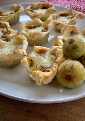 Foto principal de Hojaldradas de higos con dos tipos de queso