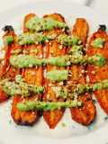 Carote arrosto con salsa allo yogurt e pesto di spinacini