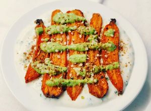 Foto di Carote arrosto con salsa allo yogurt e pesto di spinacini