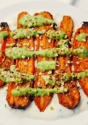 Foto di Carote arrosto con salsa allo yogurt e pesto di spinacini