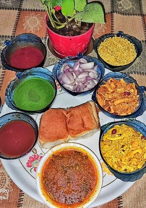 મહારાષ્ટ્રના પ્રખ્યાત મિસળ-પાઊ (Maharastra Famous Misal Paau Recipe In Gujarati) રેસીપી મુખ્ય ફોટો