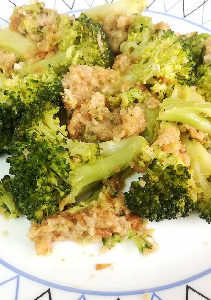 Una foto de Brócoli Sabroso con Salsa especiada de pan tostado
