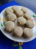Mini alfajores de nueces rellenos con dulce de membrillo