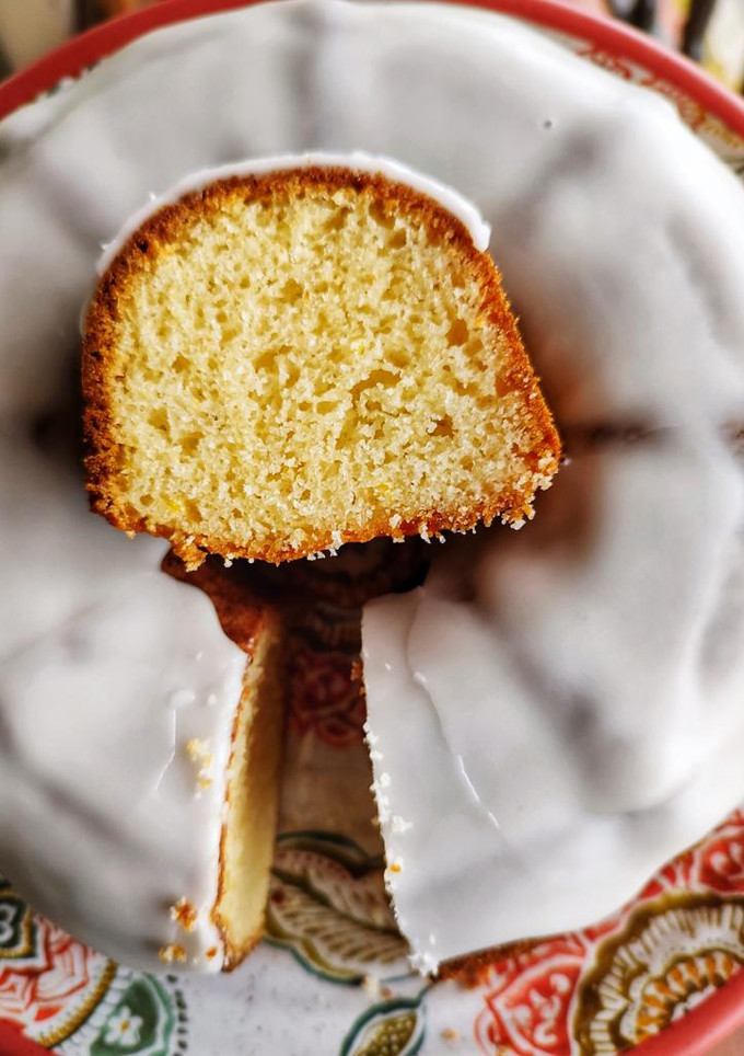 Una foto de Budín de limón húmedo y fácil 🍋