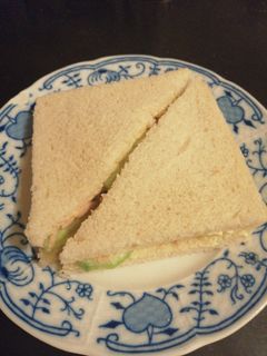 Una foto de Sándwich de pepino y atún