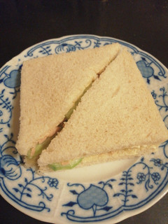 Una foto de Sándwich de pepino y atún