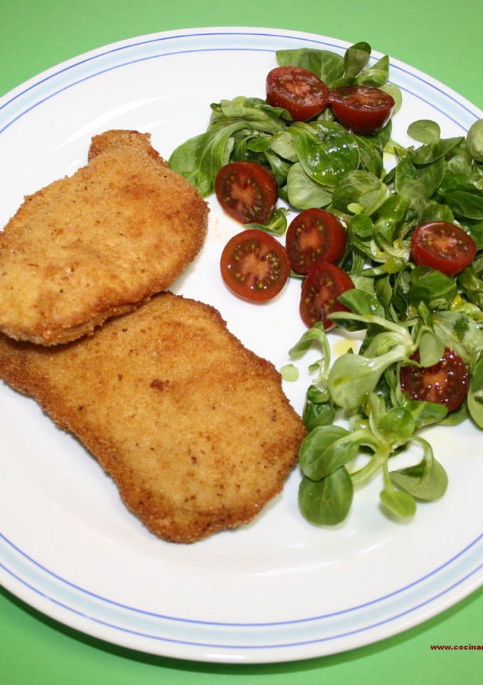 Una foto de Libritos de lomo rellenos de pavo y queso acompañado con ensalada