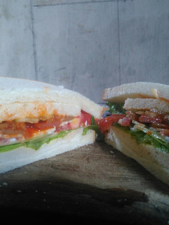 Foto resep Sandwich Roti Tawar Isi Sosis. #BikinRamadanBerkesan