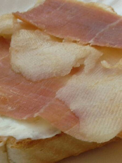 Una foto de Tostada de queso azul, pera y jamón