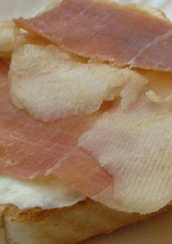 Una foto de Tostada de queso azul, pera y jamón