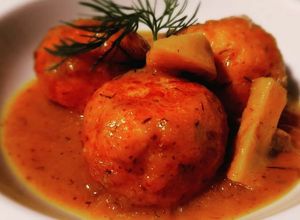 Foto principal de Albóndigas de salmón y tahini en salsa de naranja y eneldo