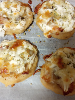 Una foto de Mini pizzas de nata, bacon, champiñones y cebolla