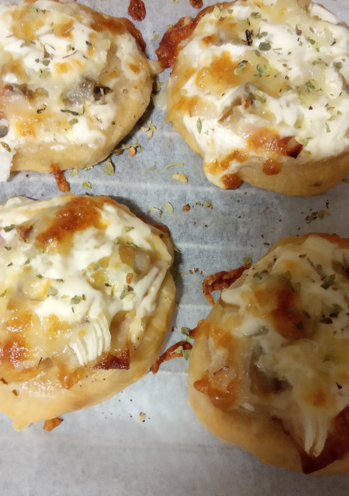Una foto de Mini pizzas de nata, bacon, champiñones y cebolla