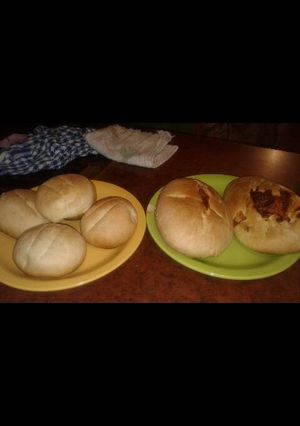 Una foto de Pan casero con queso y sin queso