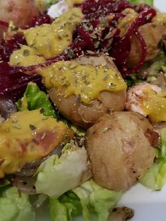 Una foto de Patatas con guacamole y verduras