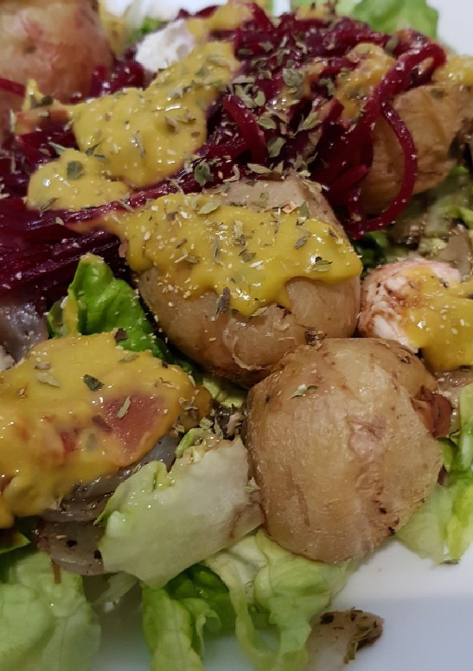 Una foto de Patatas con guacamole y verduras