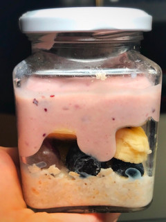 Una foto de Desayuno en frasco para llevar con avena SABOR ARÁNDANOS