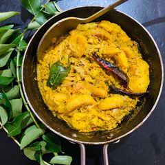 A picture of Kaddi badi besar (bamboo shoots & sun dried lentil dumplings in mustard gravy).