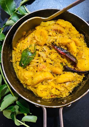 A picture of Kaddi badi besar (bamboo shoots & sun dried lentil dumplings in mustard gravy).
