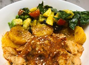 Una foto de Almuerzo saludable: pollo guisado a la cerveza con ensalada de aguacate 🥑
