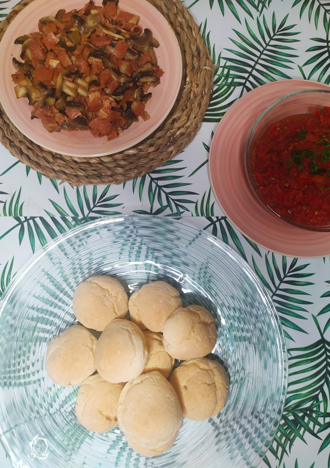 Una foto de Pan de queso brasileño con salsa de tomate 🍅