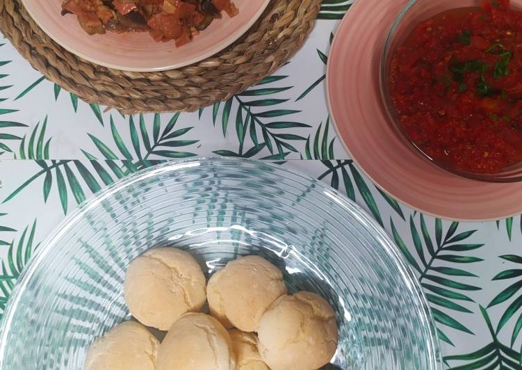 Pan de queso brasileño con salsa de tomate 🍅