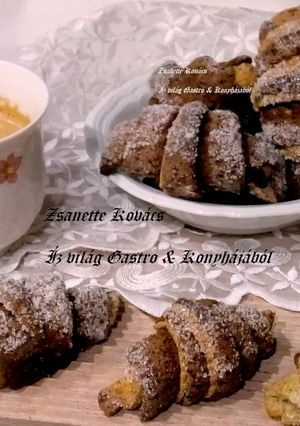 Kakaós vaníliás cukorral szórt  tea kiflik recept fotója