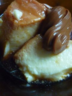 Una foto de Flan casero en olla con dulce de leche