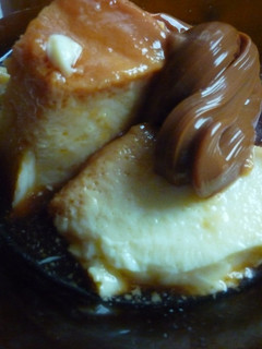 Una foto de Flan casero en olla con dulce de leche
