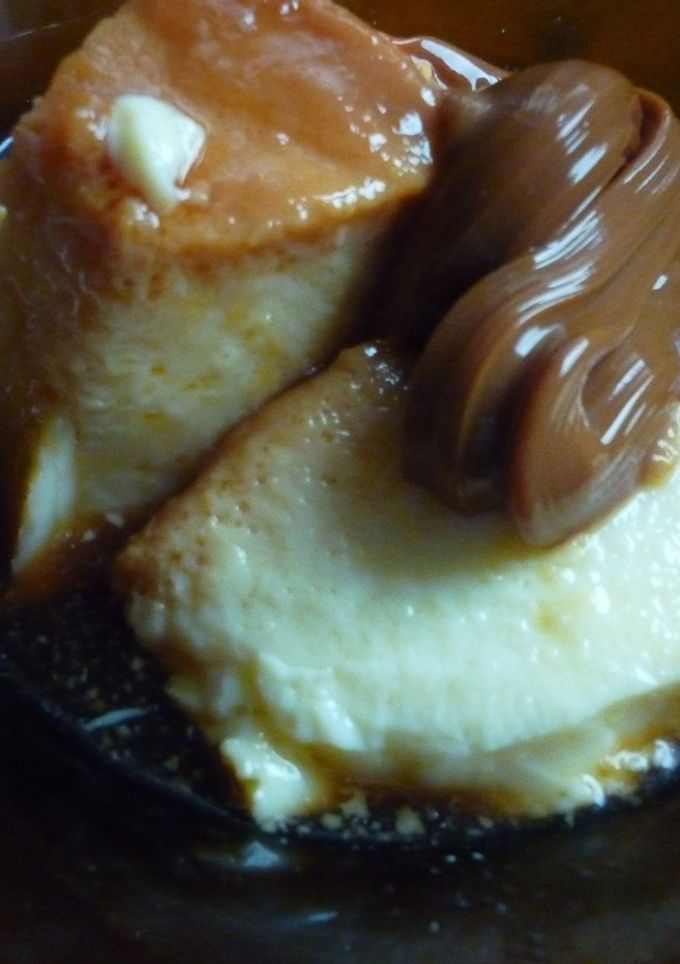 Una foto de Flan casero en olla con dulce de leche