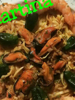 Una foto de Espaguetis de calabacín picantes con langostinos y mejillones