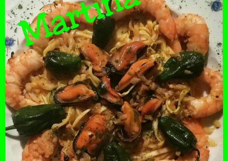 Espaguetis de calabacín picantes con langostinos y mejillones
