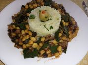 Una foto de elotes con carne molida