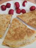 Tortillas de avena rellena de atún con tomate tipo Piadina en sartén
