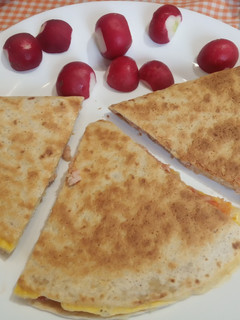 Una foto de Tortillas de avena rellena de atún con tomate tipo Piadina en sartén