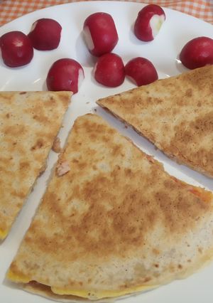 Una foto de Tortillas de avena rellena de atún con tomate tipo Piadina en sartén