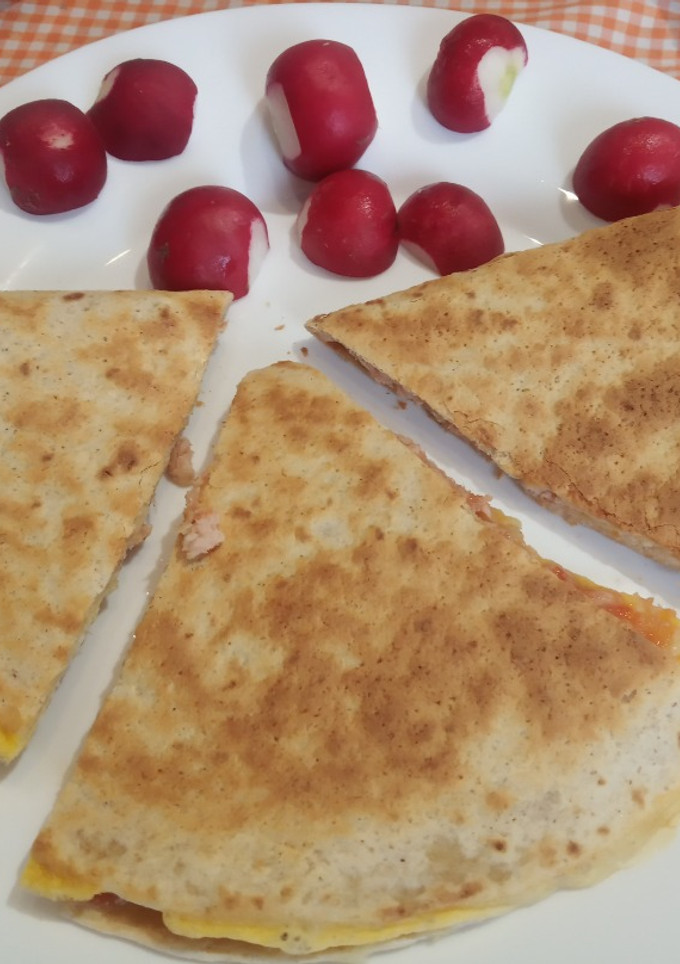 Una foto de Tortillas de avena rellena de atún con tomate tipo Piadina en sartén