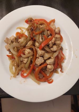 Una foto de Wok de pollo