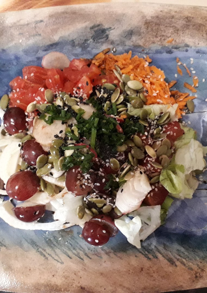 Una foto de Ensalada de Vegetales, Frutas y Semillas