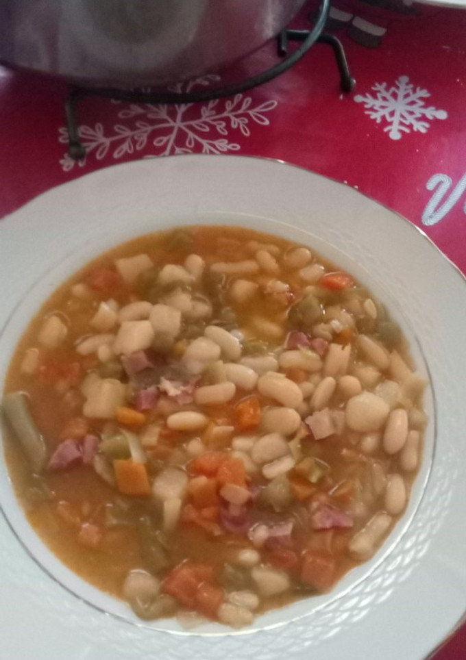 Una foto de Judías blancas con verduras