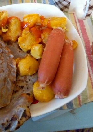 A picture of Vanilla flavoured pancake, viazi karai, smokies & tarmarid juice.