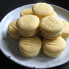 A picture of Melting Moments with Passion fruit Cream.