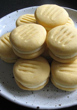A picture of Melting Moments with Passion fruit Cream.