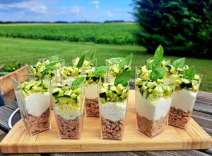 Une photo de Verrines de thon à la chantilly de chèvre et courgettes