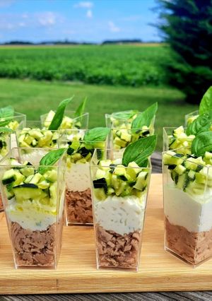 Une photo de Verrines de thon à la chantilly de chèvre et courgettes