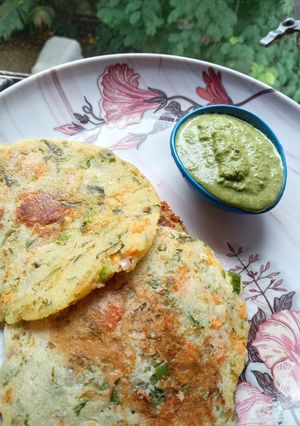 রাভা উত্তপম (Rava uttapam recipe in bengali) রেসিপির প্রধান ছবি