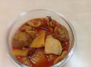 Foto principal de Albóndigas con sepia y patatas al estilo ana