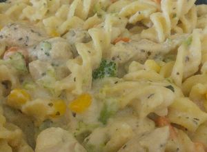 Una foto de Pasta jardinera Alfredo con pollo