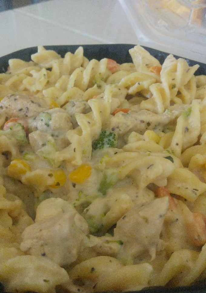 Una foto de Pasta jardinera Alfredo con pollo