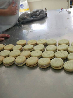 Una foto de Alfajores